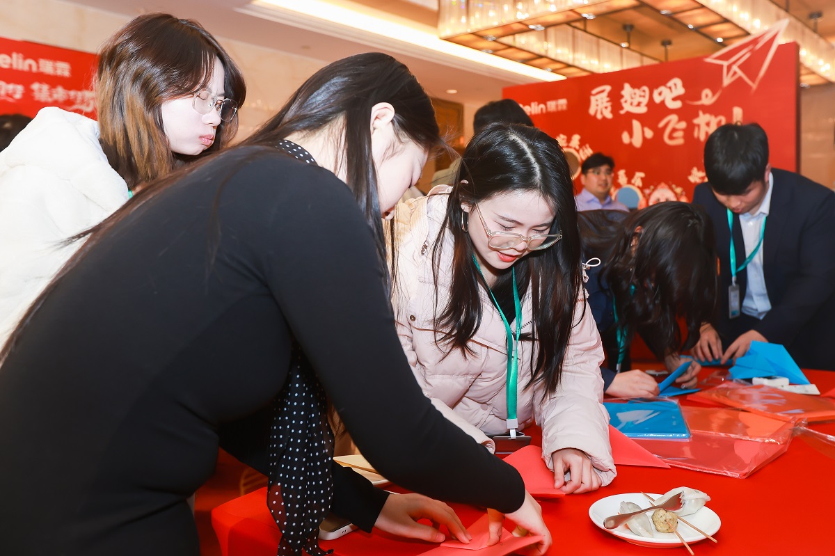 2024年终总结大会集市08